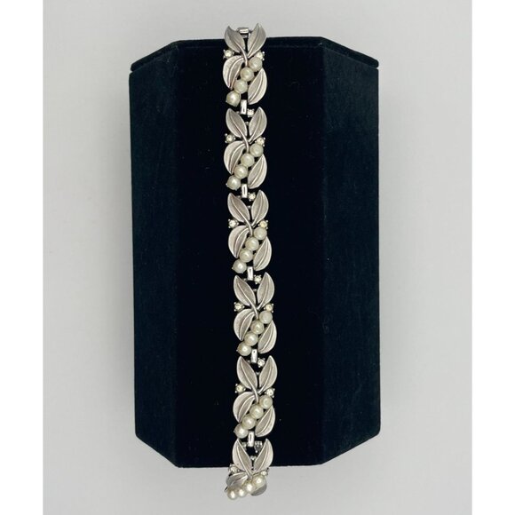 Crown Trifari Vintage Bracelet Silver Tone Leaves Clear Rhinestones Faux Pearl 7 - Picture 1 of 4